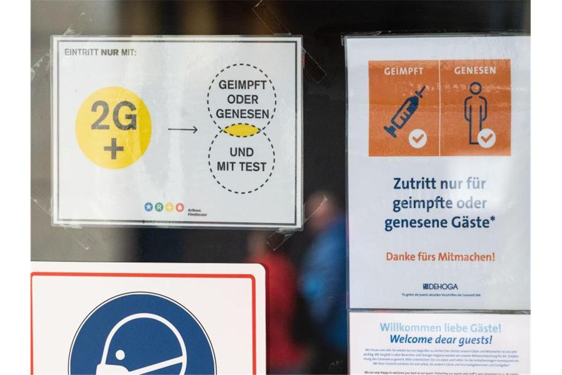 Ein Schild, das auf die 2G-plus-Regel hinweist, hängt an einem Kino. Foto: Marijan Murat/dpa/Archivbild