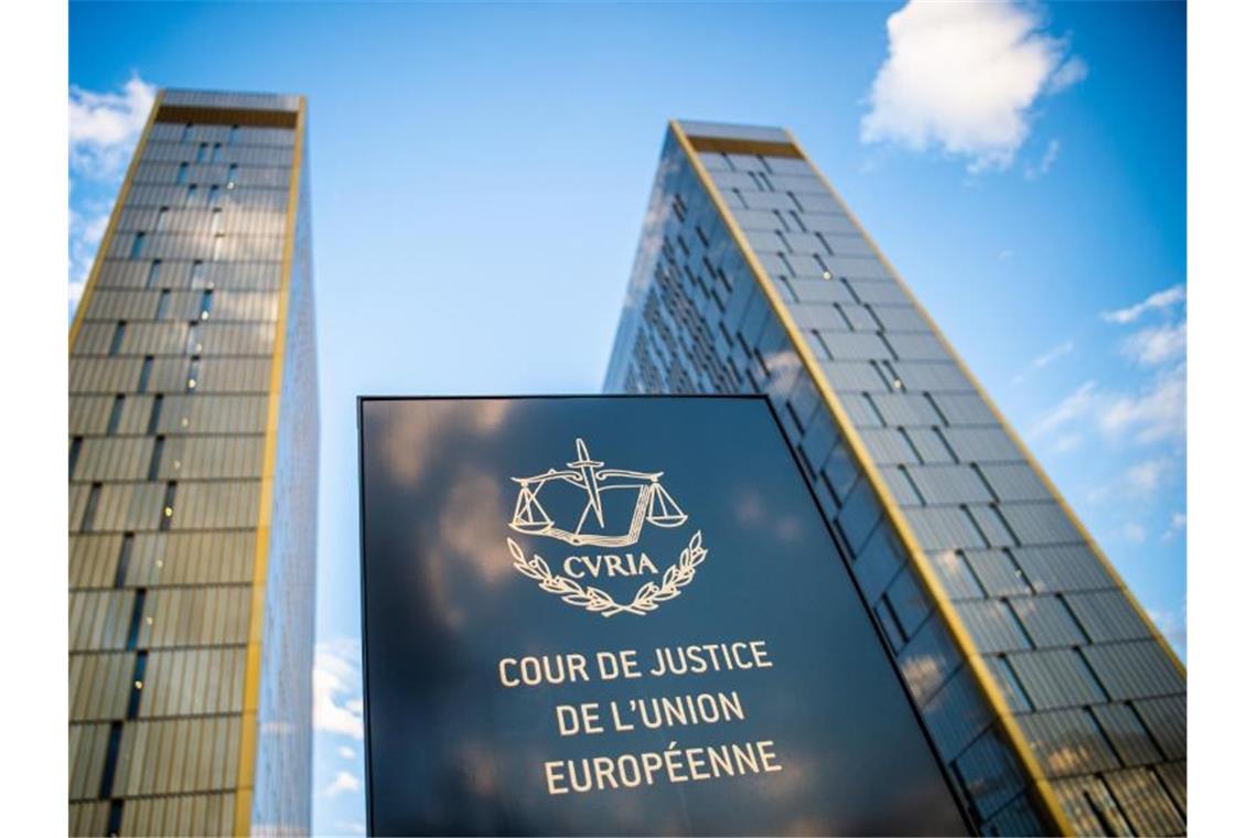 Flugverspätung: EuGH schmälert Aussicht auf Entschädigung Ein Schild des Europäischen Gerichtshofs (EuGH) im Europaviertel auf dem Kirchberg. Der EuGH hat ein Urteil gefällt, dass den Entschädigungsanspruch von Reisenden bei Verspätungen, beschränkt. Foto: Arne Immanuel Bänsch/dpa
