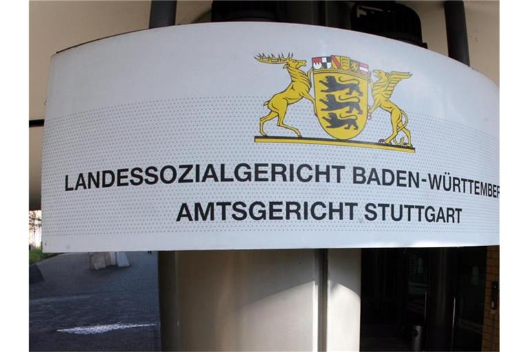 Ein Schild des Landessozialgerichts Stuttgart hängt vor dem Gerichtsgebäude. Foto: Bernd Weissbrod/dpa/Archiv