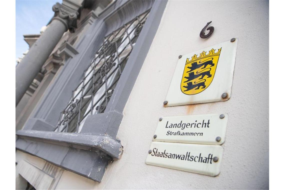Nach Überfällen: Fast fünf Jahre Haft für 25-Jährigen Ein Schild hängt an der Fassade des Landgerichts Ellwangen. Foto: Marijan Murat/dpa