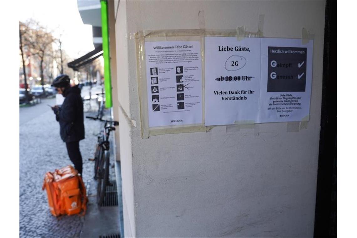 Sieben-Tage-Inzidenz steigt auf 303,4 Ein Schild in Berlin weist Gäste auf die „2G“-Regel hin. Foto: Joerg Carstensen/dpa