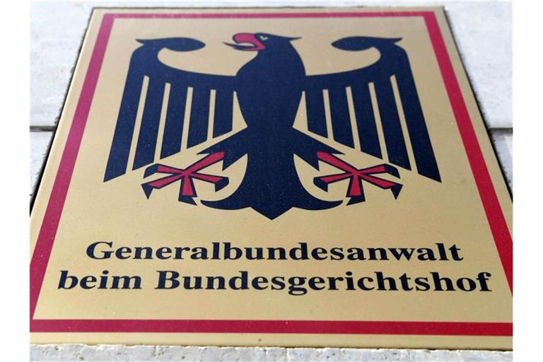 Ein Schild mit Bundesadler an der Bundesanwaltschaft. Foto: Uli Deck/dpa/Symbolbild