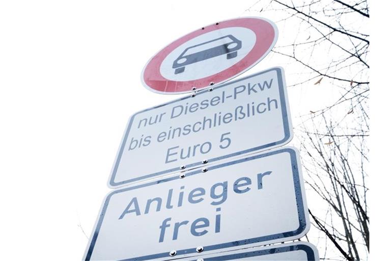 Ein Schild mit dem Hinweis auf ein Dieselfahrverbot in Stuttgart. Foto: Bernd Weissbrod/dpa/Archivbild