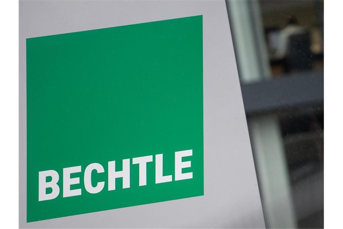 Ein Schild mit dem Logo der IT-Firma Bechtle steht vor dem Unternehmensgebäude. Foto: Sebastian Gollnow/dpa/Symbolbild