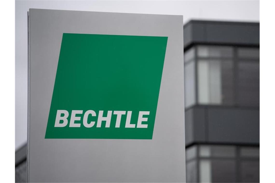 Bechtle rechnet mit Engpässen: Unsicherheit wegen Krieg Ein Schild mit dem Logo der IT-Firma Bechtle steht vor dem Unternehmensgebäude. Foto: Sebastian Gollnow/dpa/Archivbild