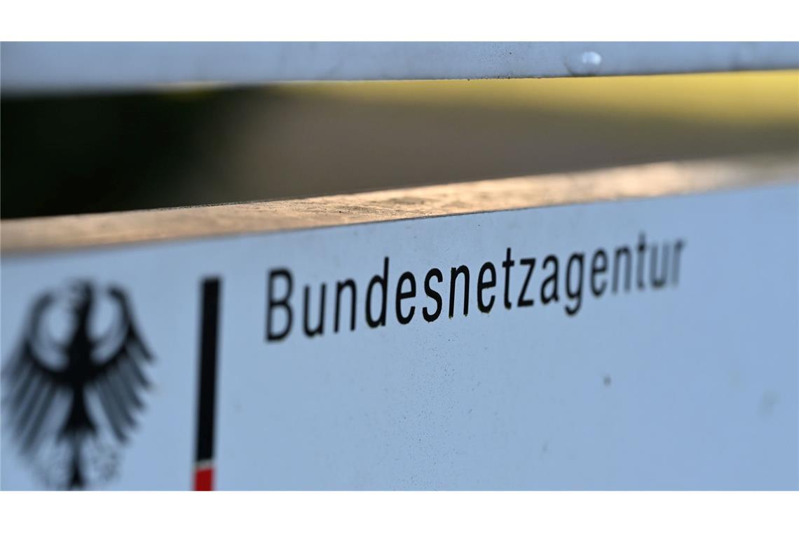 Ein Schild mit dem Schriftzug "Bundesnetzagentur" steht auf dem Gelände der Zentrale der Bonner Bundesbehörde.