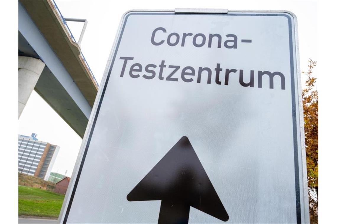 Ein Schild mit dem Schriftzug „Corona-Testzenturm“ weist auf ein Corona-Testzentrum hin. Foto: Stefan Sauer/dpa/Symbolbild