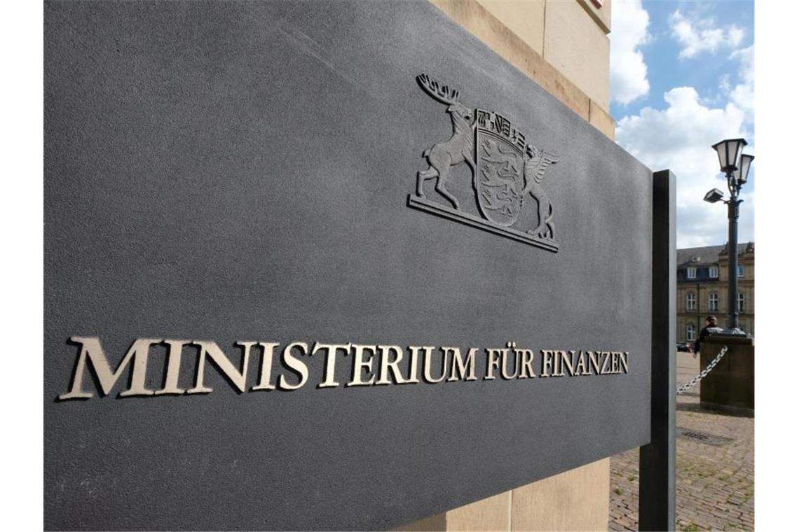 Ein Schild mit dem Schriftzug „Ministerium für Finanzen“ steht vor dem Finanzministerium. Foto: Bernd Weissbrod/dpa/Archivbild