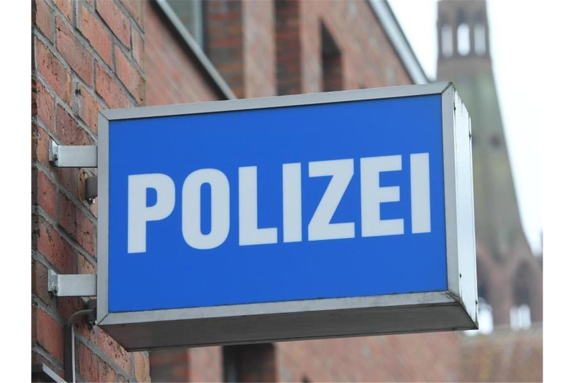 Mann nach Insolvenzverschleppung in Pforzheim festgenommen Ein Schild mit dem Schriftzug "Polizei" hängt an einer Polizeiwache. Foto: Stefan Sauer/dpa-Zentralbild/dpa/Symbolbild