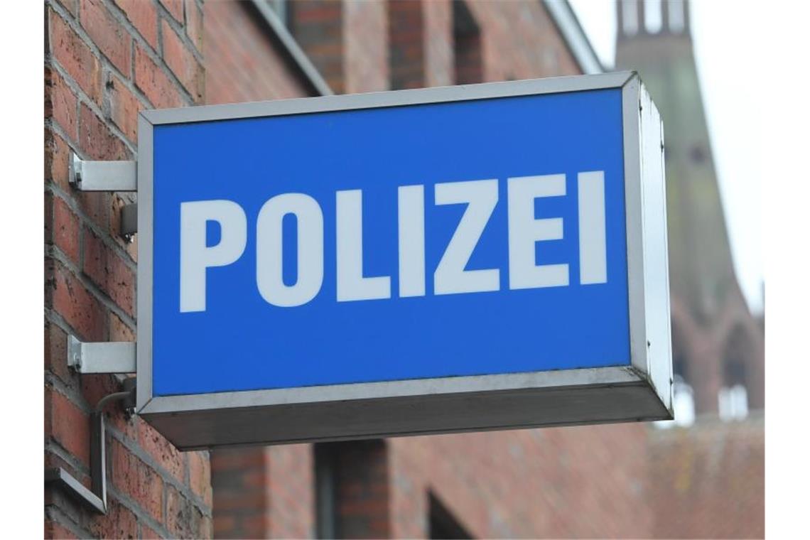 Paar soll Impfausweise gefälscht und verschickt haben Ein Schild mit dem Schriftzug “ Polizei“ hängt an einer Polizeiwache. Foto: Stefan Sauer/dpa-Zentralbild/dpa/Symbolbild