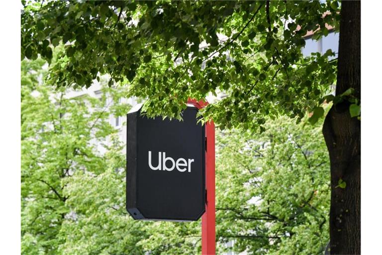 Ein Schild mit dem Uber-Logo. Foto: Jens Kalaene/dpa-Zentralbild/ZB/Archivbild