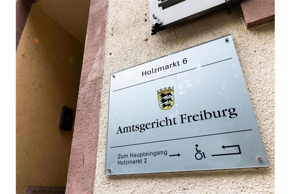 Ein Schild mit der Aufschrift „Amtsgericht Freiburg“ hängt an einem Gerichtsgebäude. Foto: Philipp von Ditfurth/dpa/Archivbild