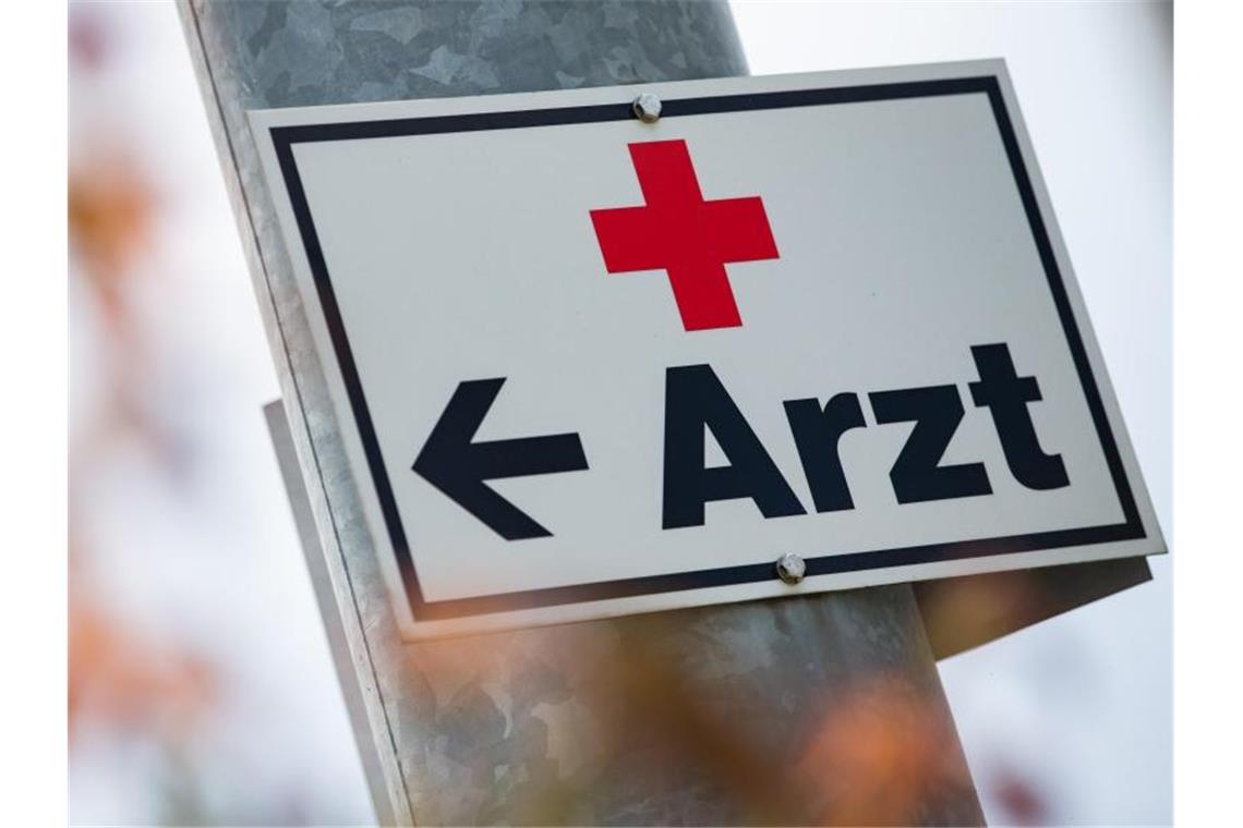 Medizin-Studienplätze: Landtag beschließt Landarztquote Ein Schild mit der Aufschrift „Arzt“ hängt an einer Straßenlaterne. Foto: Tom Weller/dpa/Archivbild