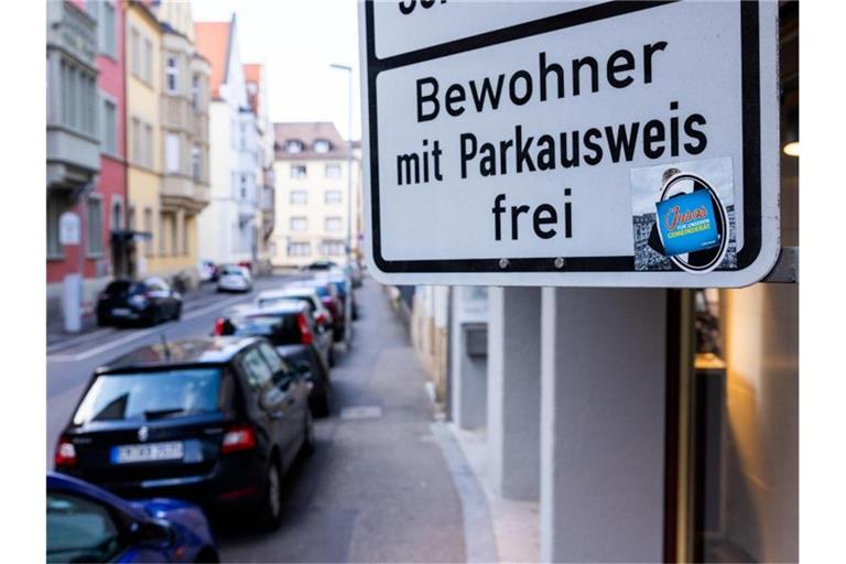 Ein Schild mit der Aufschrift „Bewohner mit Parkausweis frei“. Foto: Philipp von Ditfurth/dpa/Archivbild