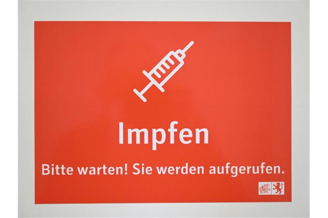 Impftermine weiter mit Hindernissen: Hotline überlastet Ein Schild mit der Aufschrift "Impfen - Bitte warten! Sie werden aufgerufen.". Foto: Felix Kästle/dpa/Archivbild