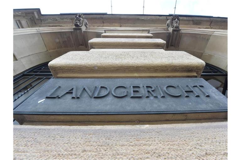 Ein Schild mit der Aufschrift „Landgericht“, aufgenommen an der Fassade des Landgerichts. Foto: Uli Deck/dpa/Symbolbild