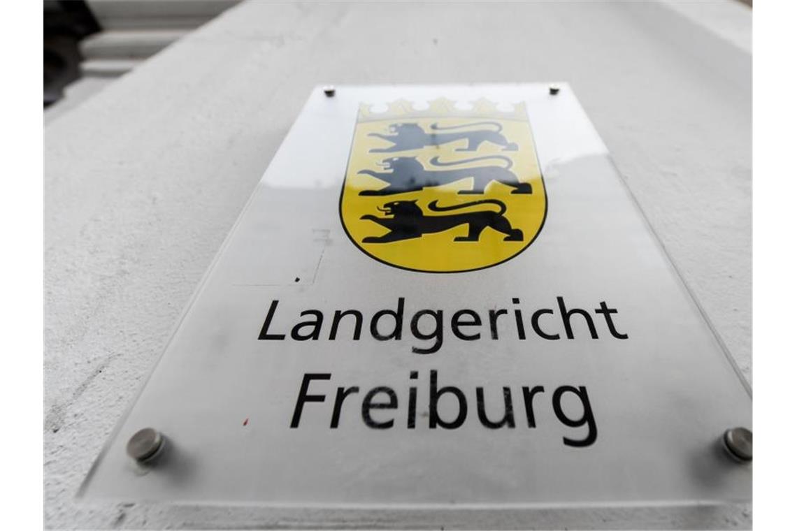 Ein Schild mit der Aufschrift „Landgericht Freiburg“ hängt am Gebäude. Foto: Patrick Seeger/dpa