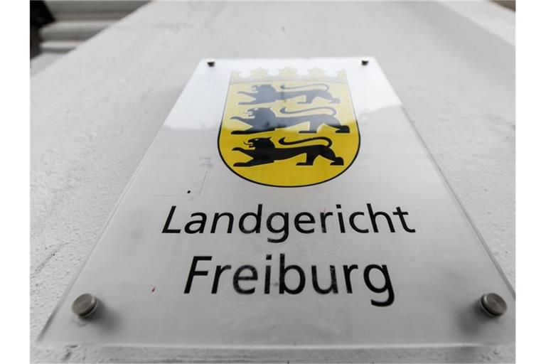 Ein Schild mit der Aufschrift „Landgericht Freiburg“ hängt am Gebäude. Foto: Patrick Seeger/dpa