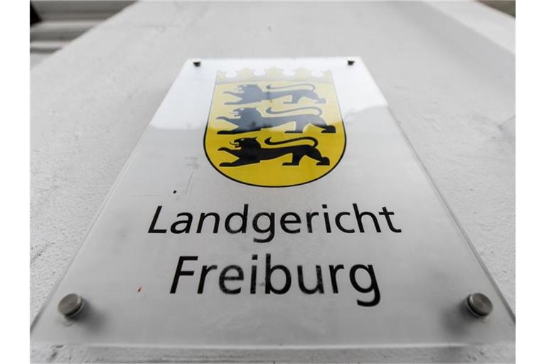 Ein Schild mit der Aufschrift „Landgericht Freiburg“ hängt am Gebäude. Foto: Patrick Seeger/dpa/Archivbild