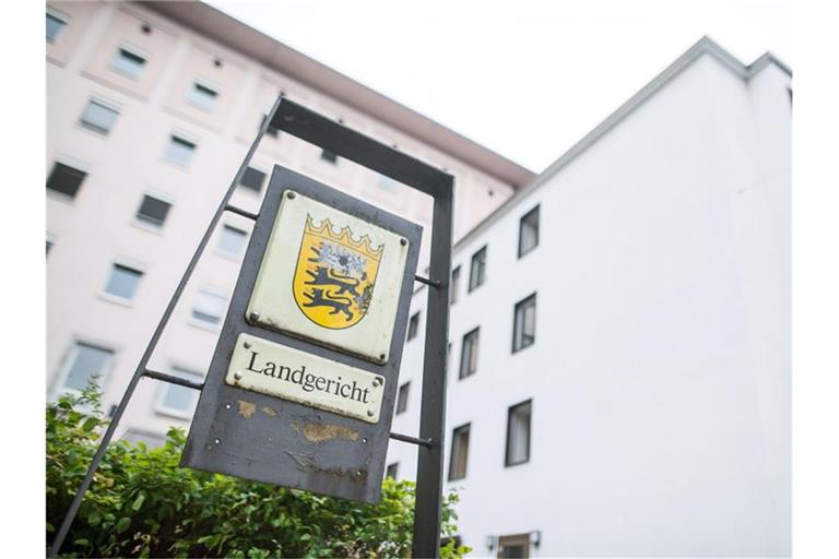 Ein Schild mit der Aufschrift „Landgericht“ steht vor dem Landgericht Heilbronn. Foto: Sebastian Gollnow/dpa