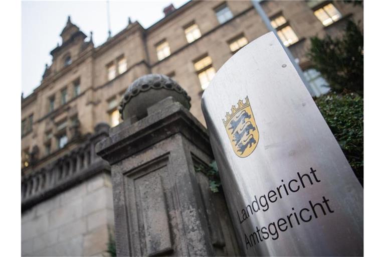 Ein Schild mit der Aufschrift Landgericht und Amtsgericht hängt vor dem Landgericht in Tübingen. Foto: Tom Weller/dpa