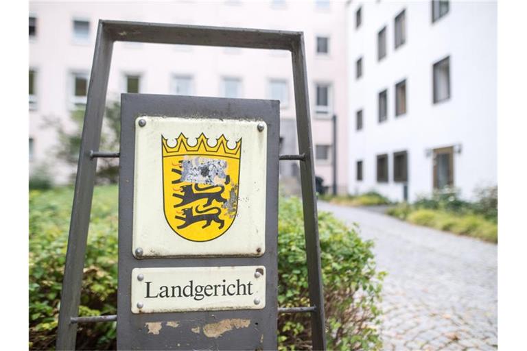 Ein Schild mit der Aufschrift „Landgericht“ und dem Landeswappen vor dem Landgericht Heilbronn. Foto: Sebastian Gollnow/dpa/Archivbild