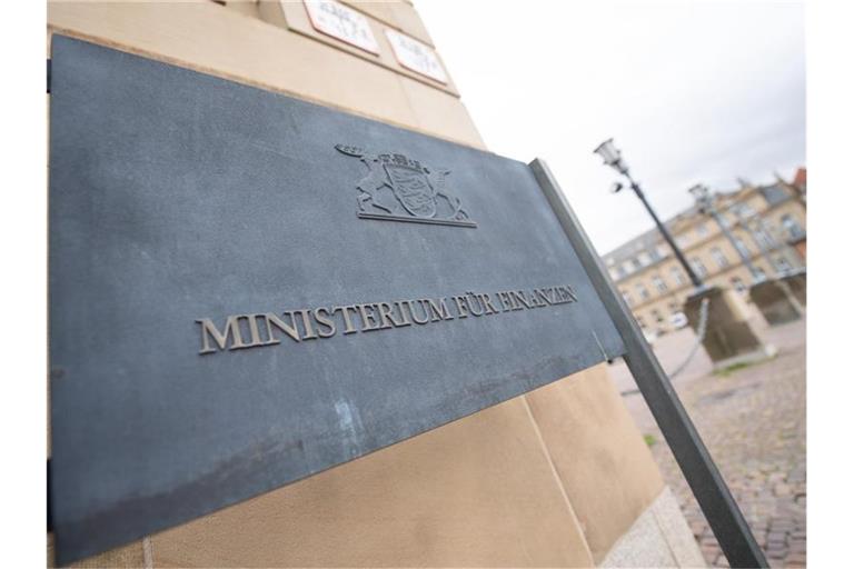 Ein Schild mit der Aufschrift „Ministerium für Finanzen“ steht vor dem Finanzministerium von Baden-Württemberg. Foto: Sebastian Gollnow/dpa