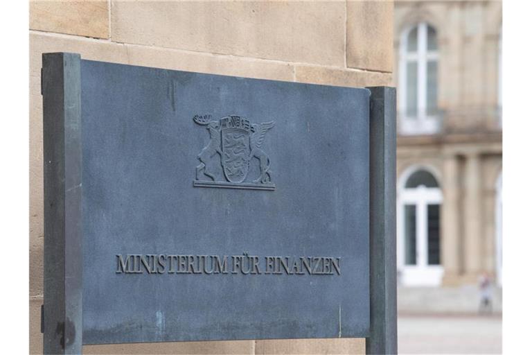 Ein Schild mit der Aufschrift „Ministerium für Finanzen“ steht vor dem Finanzministerium. Foto: Sebastian Gollnow/dpa/Archivbild