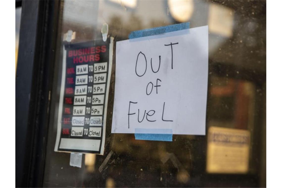 Amerikaner horten Benzin Ein Schild mit der Aufschrift „Out of Fuel“ ist am Fenster einer Tankstelle in Lynchburg (Virginia) angebracht. Foto: Kendall Warner/The News & Advance/AP/dpa