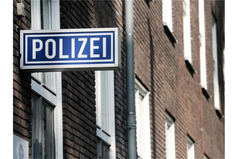 Ein Schild mit der Aufschrift „Polizei“ hängt an einem Polizeipräsidium. Foto: Roland Weihrauch/dpa/Symbolbild