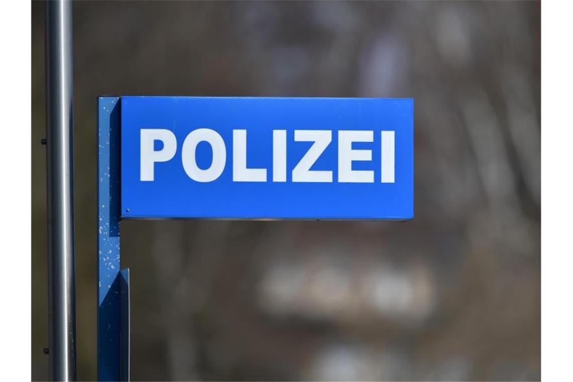 Bus muss plötzlich bremsen: fünf Leichtverletzte Ein Schild mit der Aufschrift „Polizei“ ist zu sehen. Foto: Ralf Hirschberger/dpa-Zentralbild/dpa/Archivbild