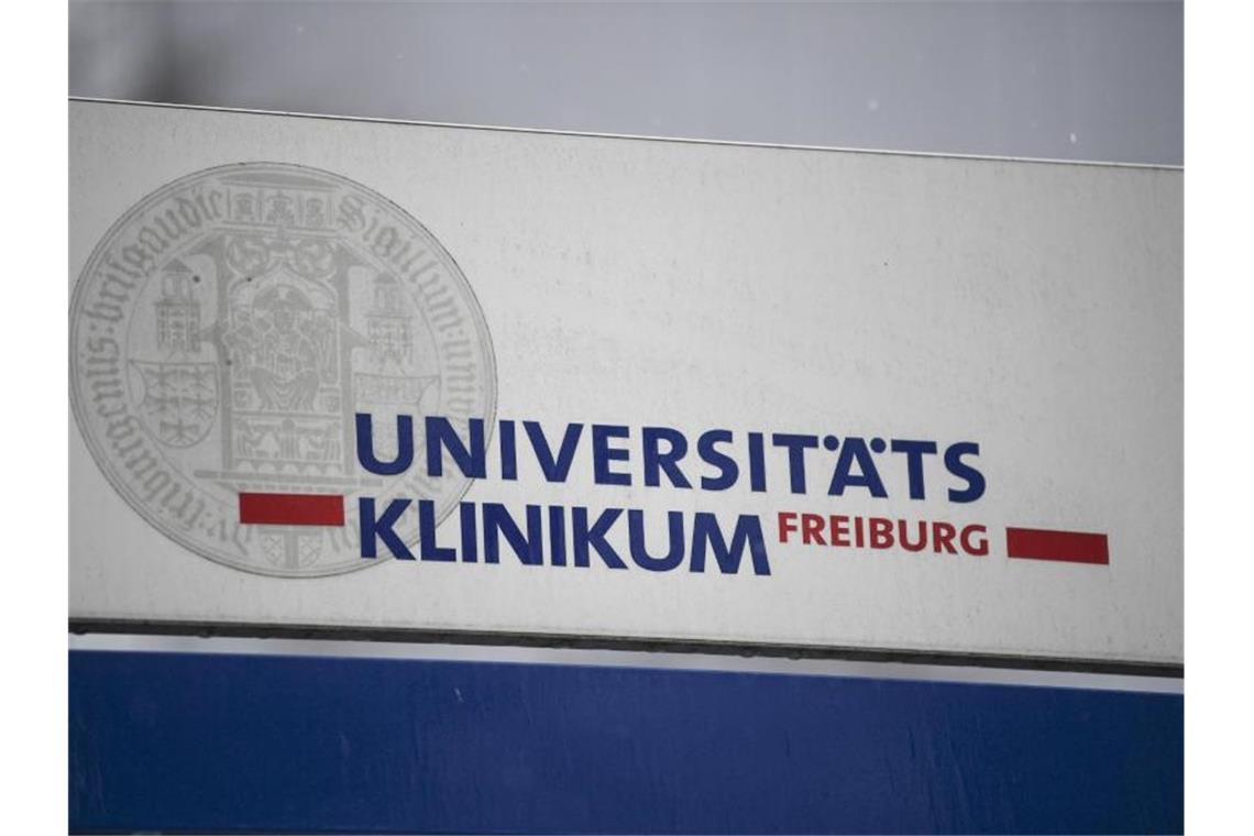 Ein Schild mit der Aufschrift "Universitätsklinikum Freiburg" steht vor einem Gebäude. Foto: Patrick Seeger/dpa/Archivbild