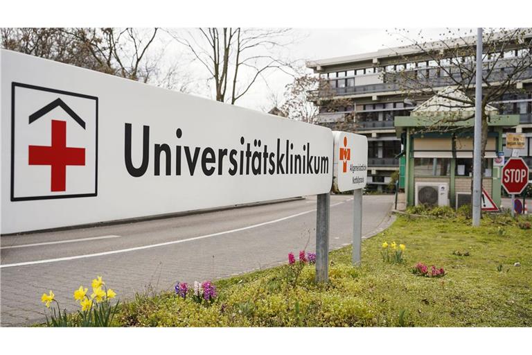 Ein Schild mit der Aufschrift „Universitätsklinikum“ steht an einer Einfahrt zum Klinikum Mannheim: Das Defizit der deutschen  Kliniken hat die Marke von 14 Milliarden Euro überschritten.