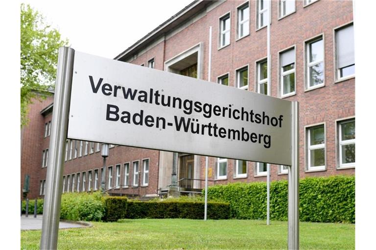 Ein Schild mit der Aufschrift „Verwaltungsgerichtshof Baden-Württemberg“ steht vor dem Gebäude. Foto: Uwe Anspach/dpa/Archivbild