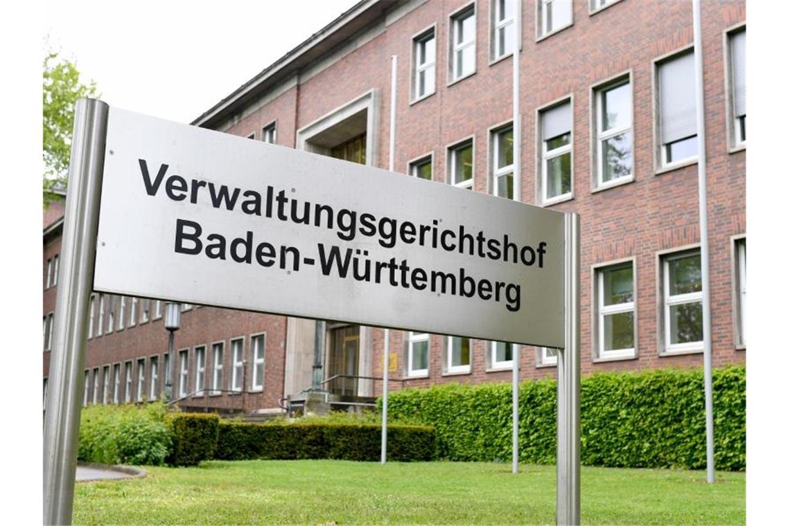 Ein Schild mit der Aufschrift „Verwaltungsgerichtshof Baden-Württemberg“ steht vor dem Gebäude des baden-württembergischen Verwaltungsgerichtshofs. Foto: Uwe Anspach/dpa/Archivbild