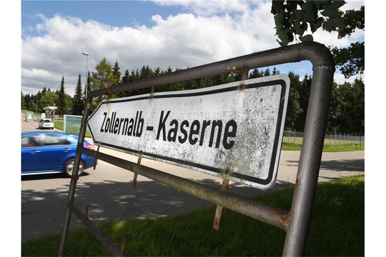 Ein Schild mit der Aufschrift „Zollernalb-Kaserne“ weist auf die ehemalige Zollernalb-Kaserne hin. Foto: picture alliance / dpa/Symbolbild