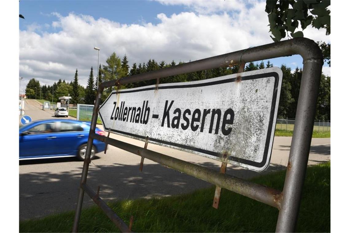 Ein Schild mit der Aufschrift „Zollernalb-Kaserne“ weist auf die ehemalige Kaserne hin. Foto: picture alliance / dpa/Archivbild