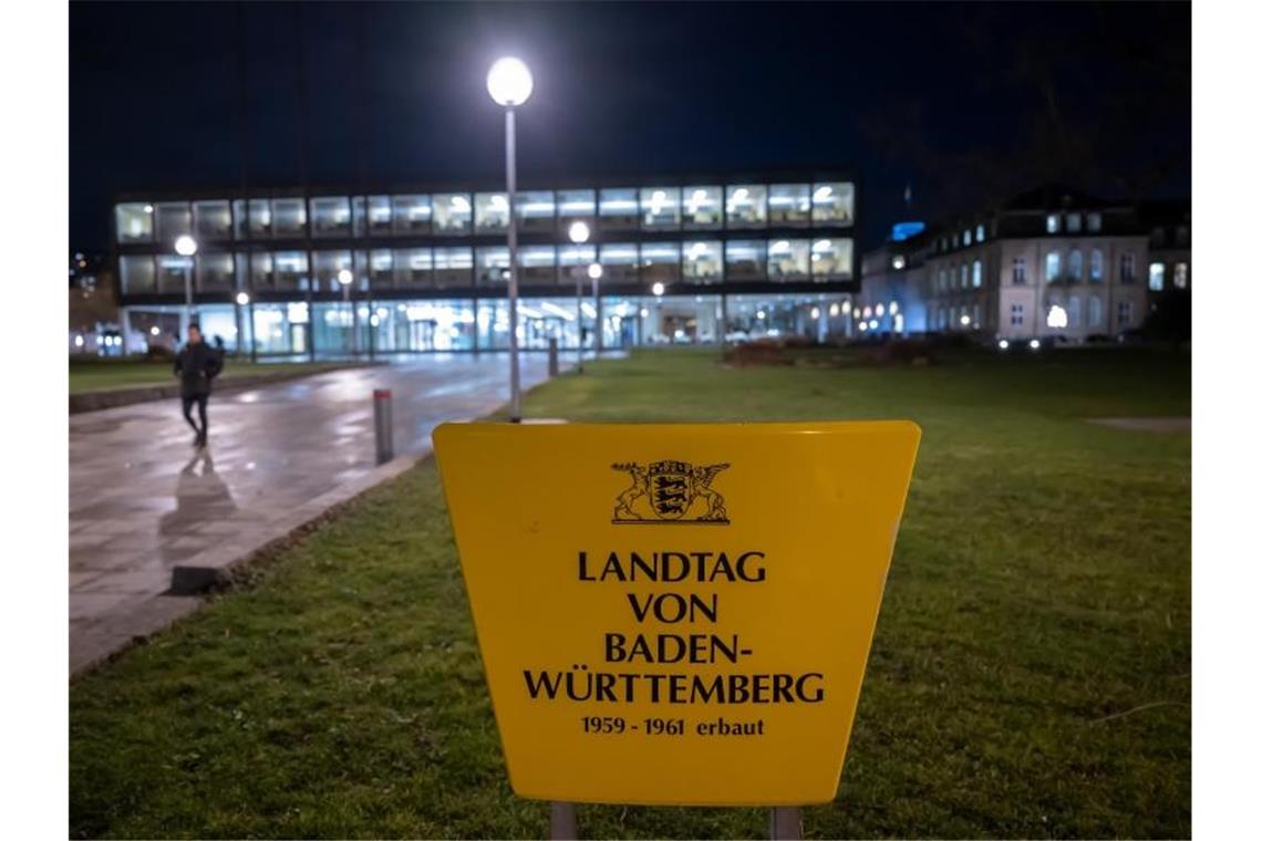 Ein Schild steht vor dem Landtagsgebäude in Stuttgart. Foto: Bernd Weißbrod/dpa/Archivbild