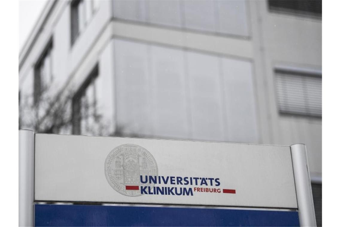Deutschen Krebspreis an Forscher aus Freiburg und Lübeck Ein Schild „Universitätsklinikum Freiburg“ steht vor einem Gebäude. Foto: Patrick Seeger/dpa/Archivbild