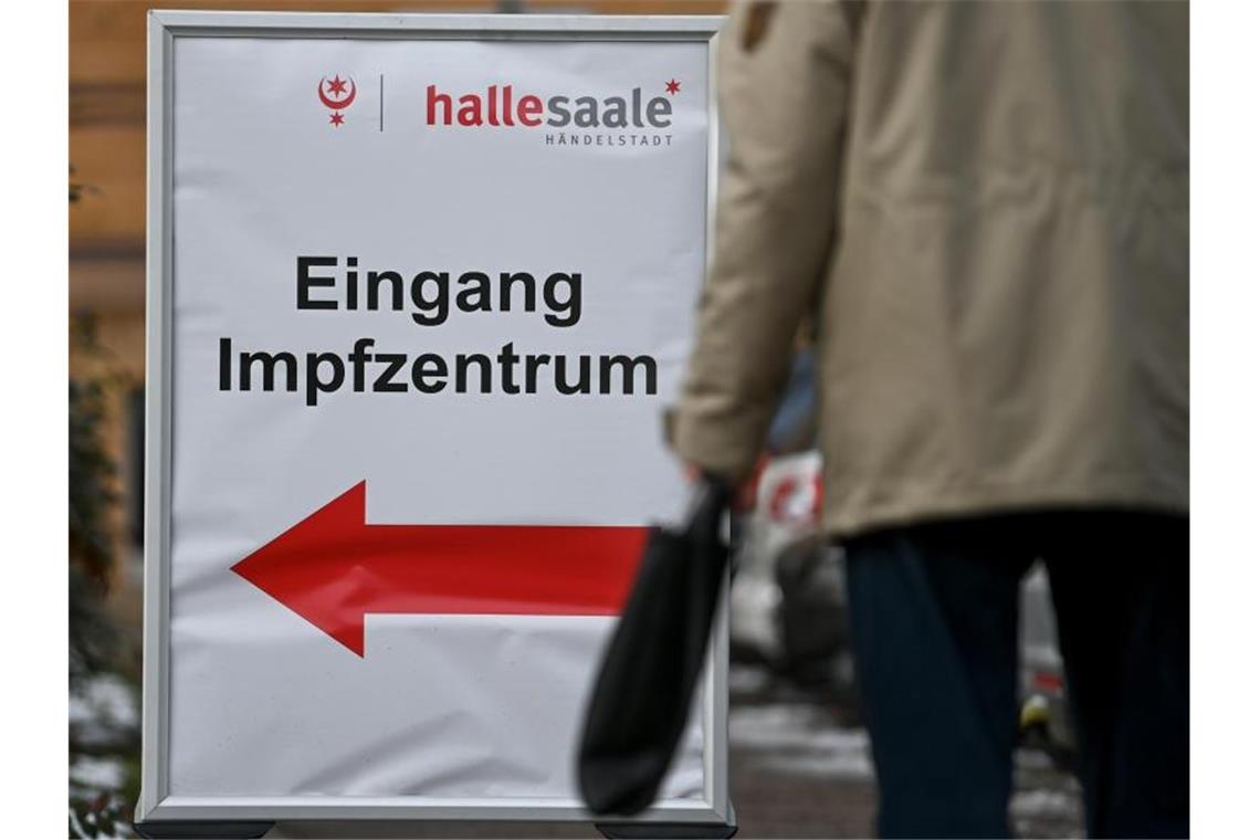 Mehr Möglichkeiten für Geimpfte? Debatte neu angefacht Ein Schild vor dem Impfzentrum in Halle/Saale weist den Weg zum Eingang. Gibt es bald Privilegien für bereits Geimpfte?. Foto: Hendrik Schmidt/dpa-Zentralbild/dpa