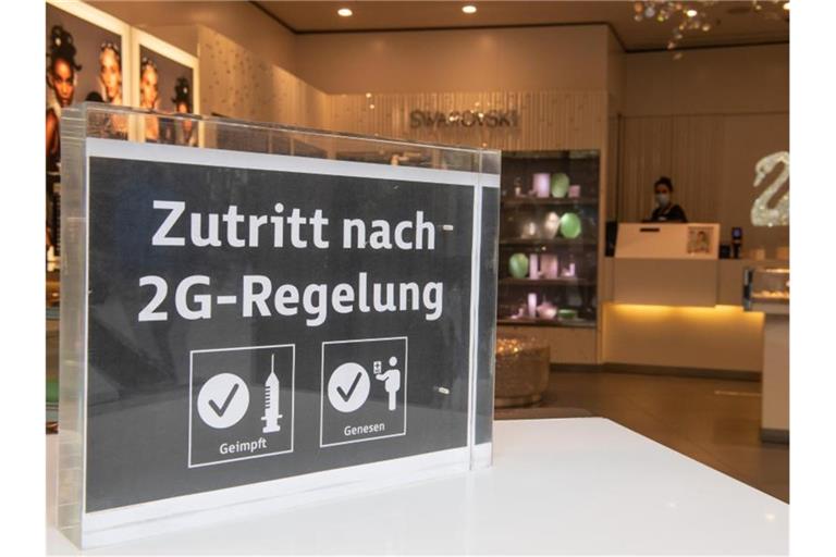 Ein Schild weist an einem Ladengeschäft auf die bestehende 2G-Regelung hin. Foto: Julia Cebella/dpa/Archivbild