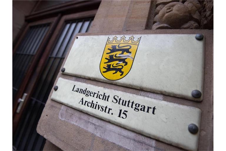 Ein Schild weist an einer Fassade auf das Landgericht Stuttgart hin. Foto: Marijan Murat/dpa/Archivbild