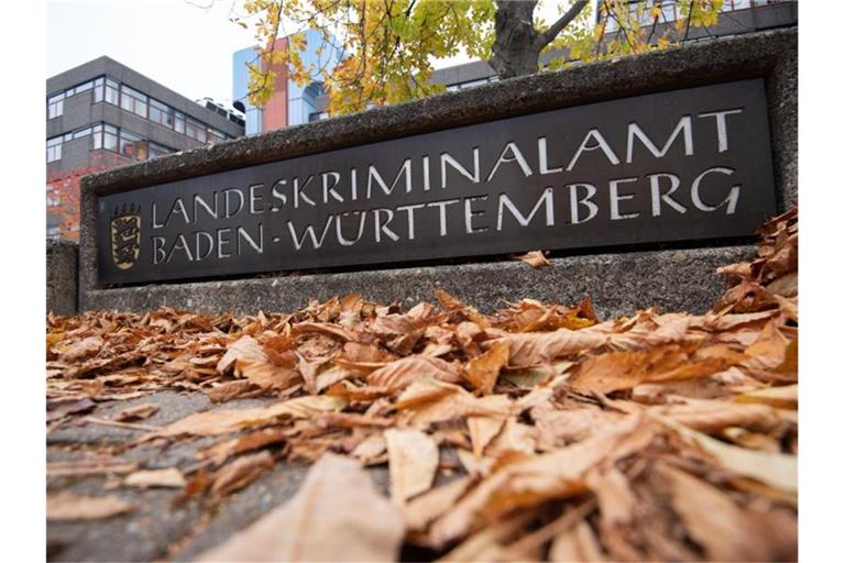 Ein Schild weist auf das Landeskriminalamt Baden-Württemberg (LKA) hin. Foto: Marijan Murat/dpa/Symbolbild