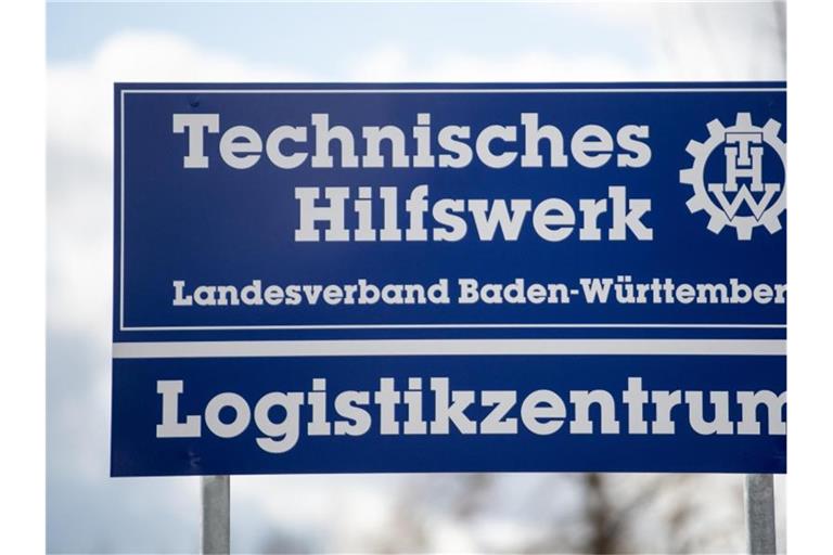 Ein Schild weist auf das Logistikzentrum des Technischen Hilfswerks (THW) hin. Foto: Stefan Puchner/dpa