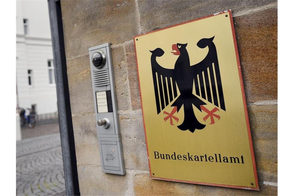 Kartellamt verhängt 2021 weniger Bußgelder wegen Absprachen Ein Schild weist auf den Eingang zum Bundeskartellamt hin. Foto: Henning Kaiser/dpa