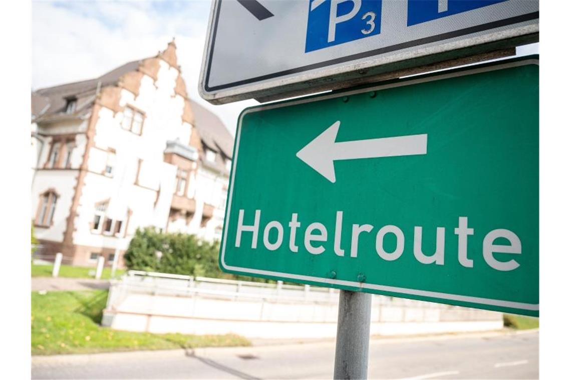 Tourismus fällt auf Niveau von vor Jahrzehnten zurück Ein Schild weist auf die Hotelroute hin. Foto: Sebastian Gollnow/dpa/Archivbild
