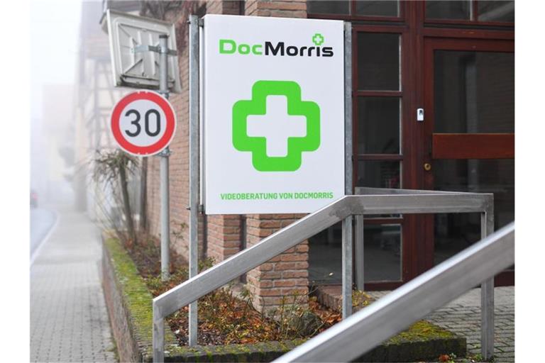 Ein Schild weist auf die von der Versandapotheke DocMorris betriebene Automatenapotheke hin. Foto: Uwe Anspach/Archivbild