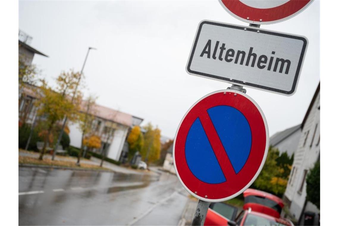 Ein Schild weist auf ein Altenheim hin. Foto: Sebastian Gollnow/dpa/Symbolbild