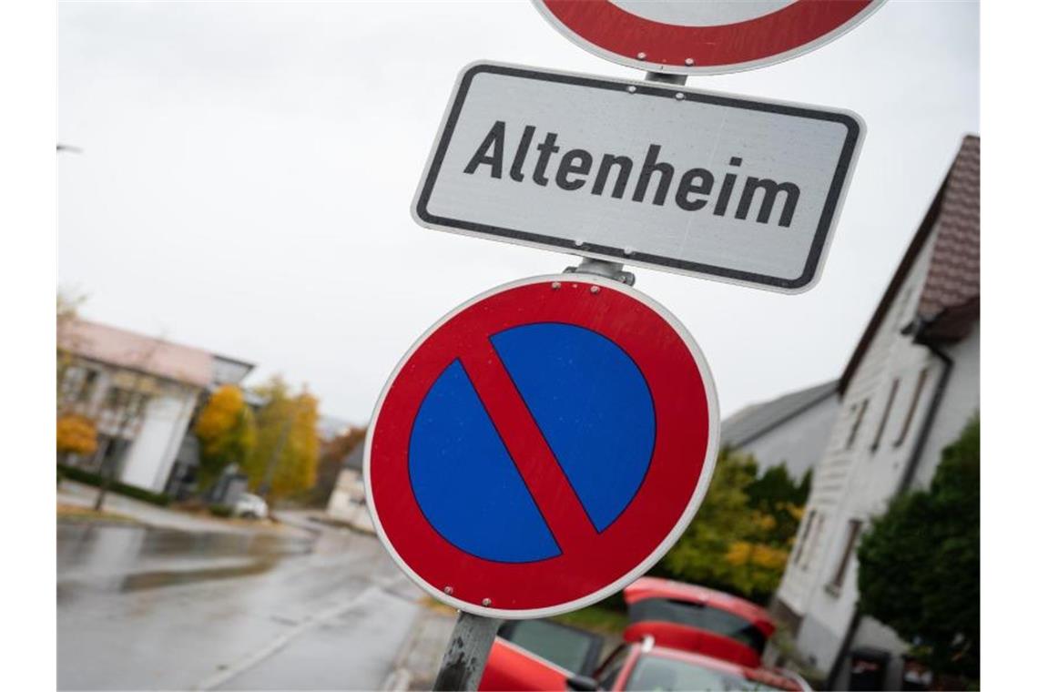 Ein Schild weist auf ein Altenheim hin. Foto: Sebastian Gollnow/dpa/Symbolbild