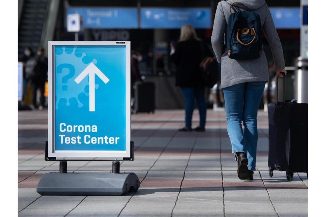 Erste Fälle der Omikron-Variante in Deutschland bestätigt Ein Schild weist auf ein Corona-Testcenter am Flughafen München hin. (Symbolbild). Foto: Sven Hoppe/dpa